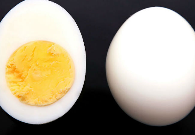 Варим яйца за две минуты: чистятся легко и не трескаются