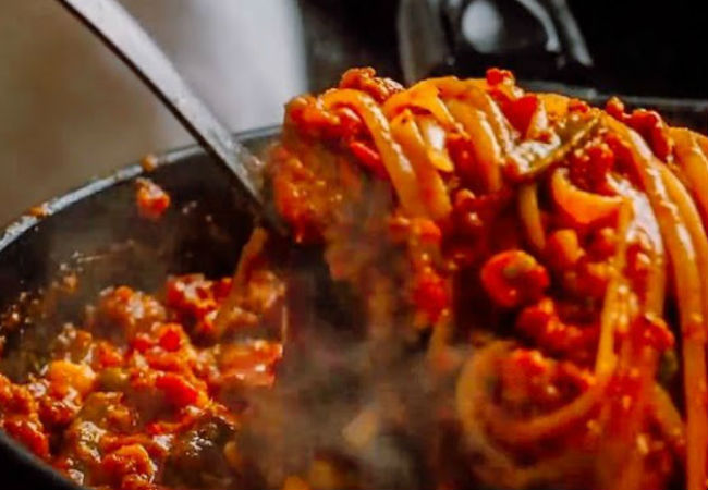 Сковорода еды и никакой нарезки: сытные макароны с мясом
