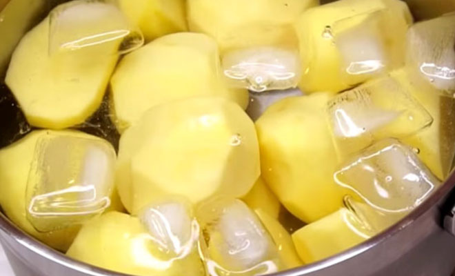 Картошка с чесноком: кладем клубни в кастрюлю со льдом