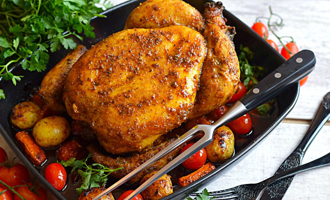 Запекаем целую курицу: хитрости поваров для сочного результата