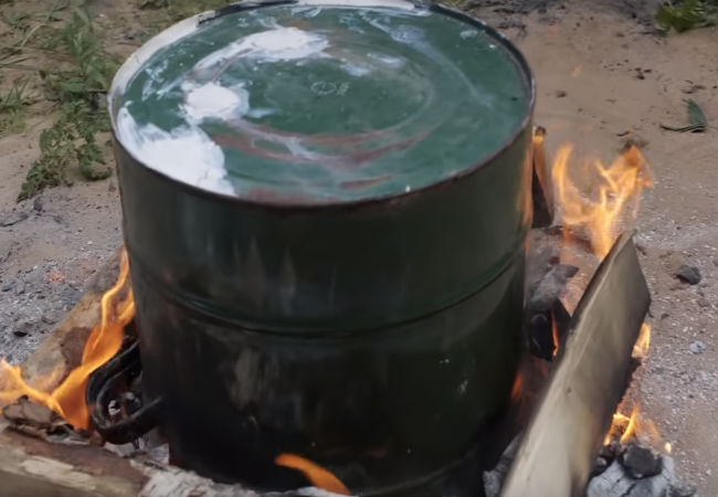 Делаем духовку из ведра: пожарили курицу в два счета