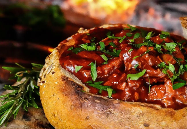 Кладем мясо прямо в буханку хлеба