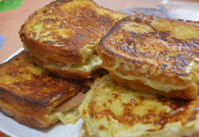 Кладем сыр между 2 кусками хлеба и на сковородку: завтрак за минуту не надоедает уже неделю