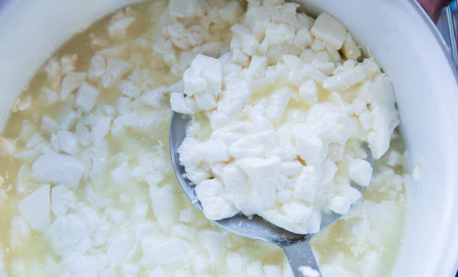 Варим сыр в двойной кастрюле: используем воду из нижней кастрюли для нагрева молока