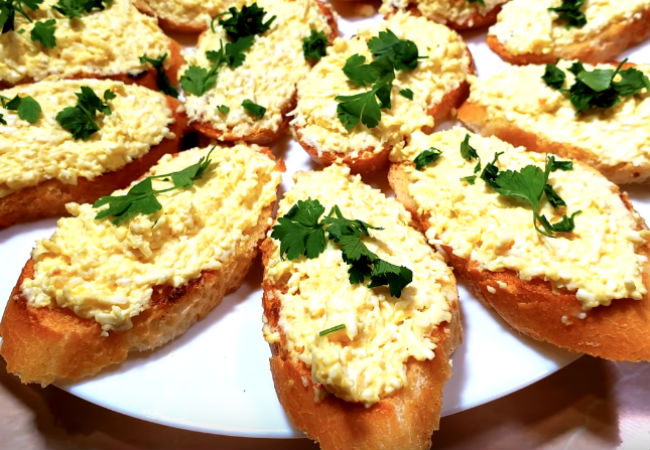 Мешаем яйца с чесноком и перцем: намазка заменяет сразу сыр и масло