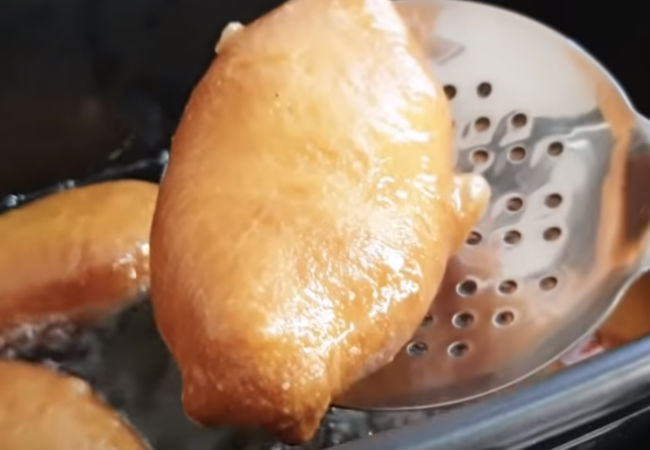 Жарим пирожки без возни: окунаем в кипящее масло