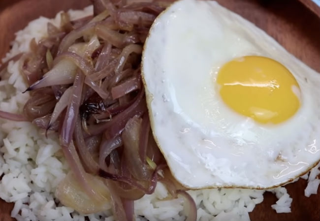 Рис, лук и яйцо: ужин на всех из трех продуктов