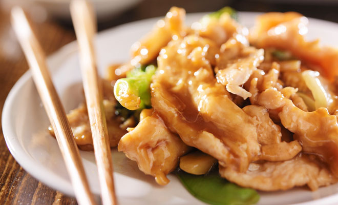 20 китайских правил еды: стучат по столу двумя пальцами в знак благодарности