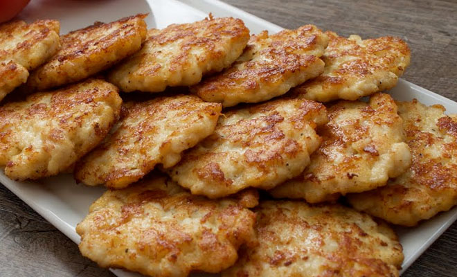 Албанские оладьи: смешали тесто с курицей и жарим на ужин 