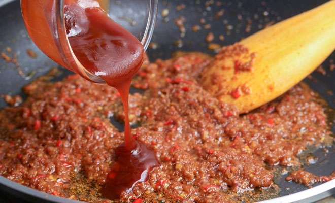 Добавляем в еду томатный соус: новые вкусы для курицы, котлет и яичницы