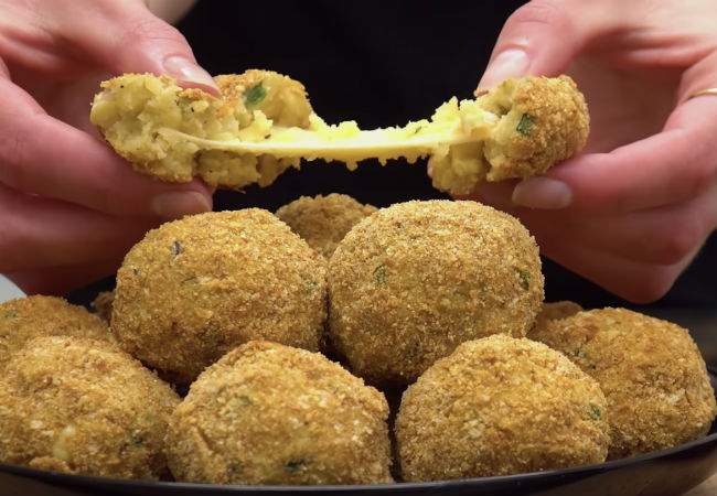 Пряная картошка с сыром внутри: делаем хрустящую закуску с корочкой