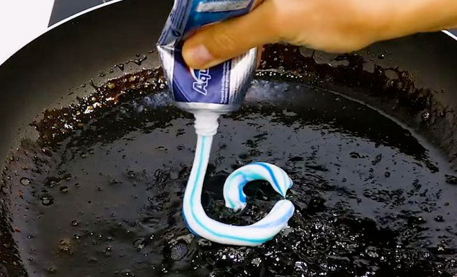 Чистим грязную сковороду от нагара: нужна только зубная паста