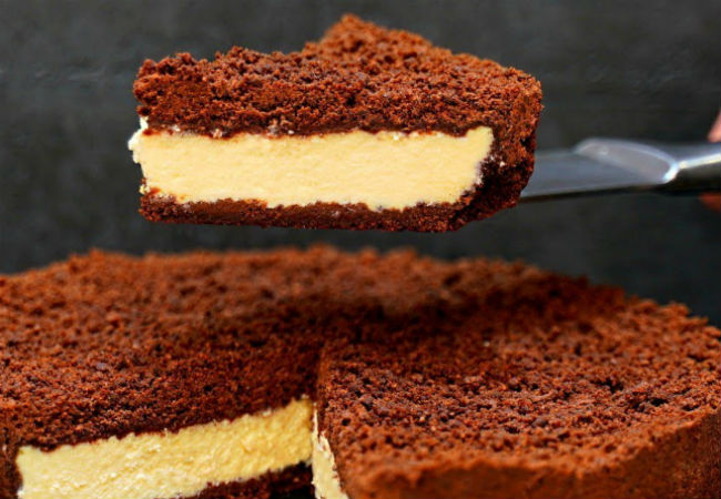 Шоколадный пирог с творогом за минуты: не нужно даже замешивать тесто
