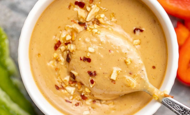 Домашний арахисовый соус: смешиваем за 3 минуты из меда, масла и имбиря