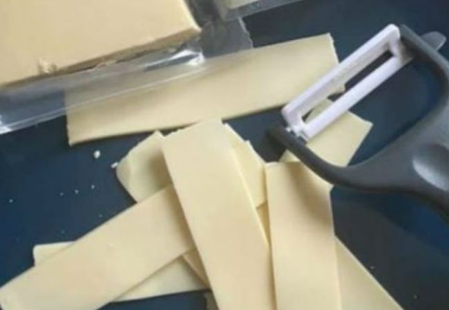 Идеальная нарезка сыра на кусочки: берем нож для очистки картошки