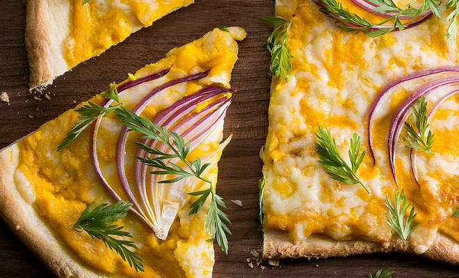 Морковная пицца за 15 минут: запекаем с сыром и красным луком