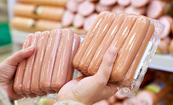 Дешевые продукты с повышенной вредностью: смотрим ингредиенты в сыре, колбасе и полуфабрикатах