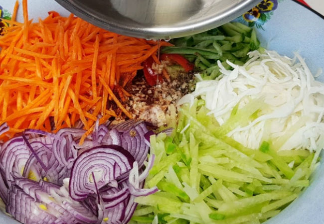 Витаминный салат из капусты и моркови: ошпарили овощи маслом и ставим на стол