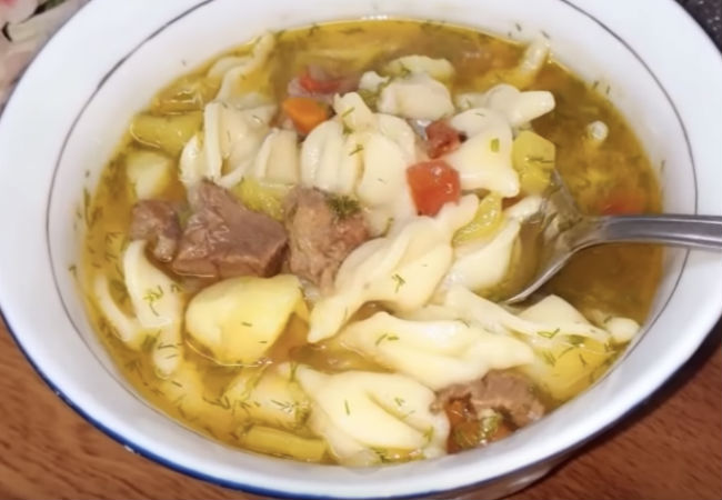 Варим ленивые пельмени как суп: добавляем в бульон зажарку