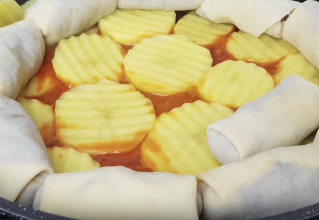 Завернули фарш в тесто: жарим на сковороде поверх овощей