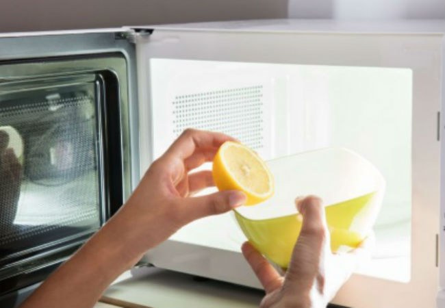 Ставим лимоны в микроволновку: чистим печку от жира за 10 минут