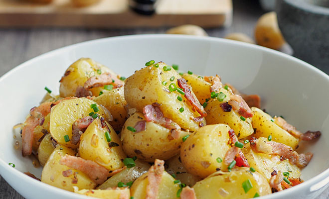 Готовим салаты из теплых продуктов: варим картофель и запекаем овощи