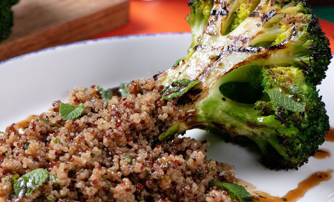 Брокколи на гриле с киноа: превращаем скучные овощи в еду из ресторана