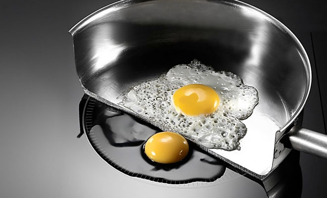 Проверяем индукционную плиту: если просто разбить на нее яйцо, оно не будет нагреваться