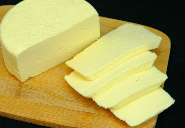 Сделали домашний сыр за 10 минут: смешали молоко, сметану и яйца