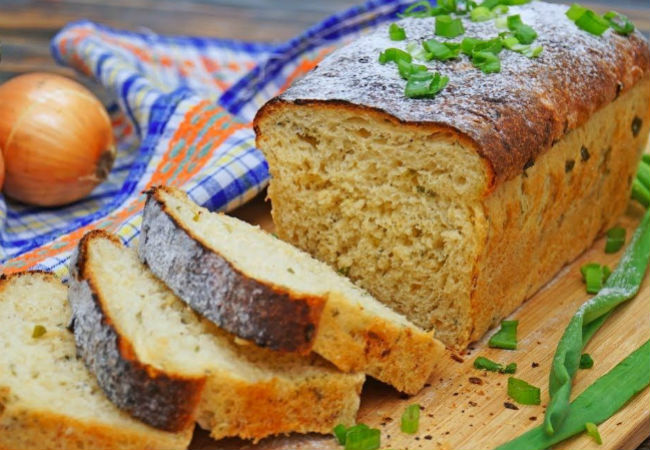 Пористый мякиш и хрустящая корочка: выпекаем ароматный луковый хлеб