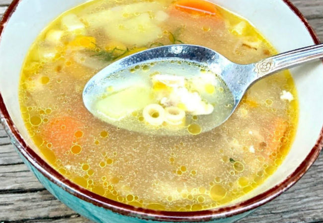 Кладем в куриный суп жареную вермишель: все просят по две тарелки