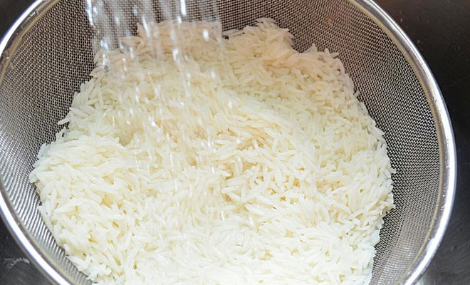 Промываем и варим рис как в Средней Азии, оставляя максимум вкуса