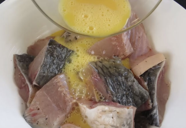 Заливаем рыбу яйцами: хрустящая закуска жарится сама