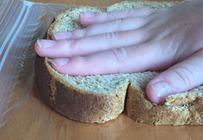 Как дольше сохранить свежий хлеб: трогаем руками кладем в пакет для сравнения