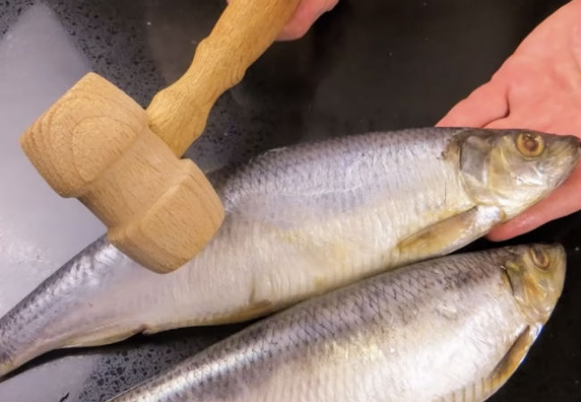 Делаем закуску из селедки вкуснее шубы: отбиваем рыбу молотком