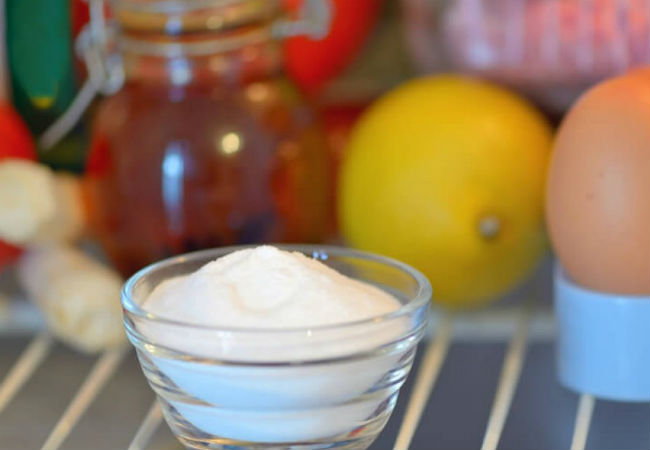 Убираем неприятный запах в холодильнике: ставим внутрь соду с лимоном