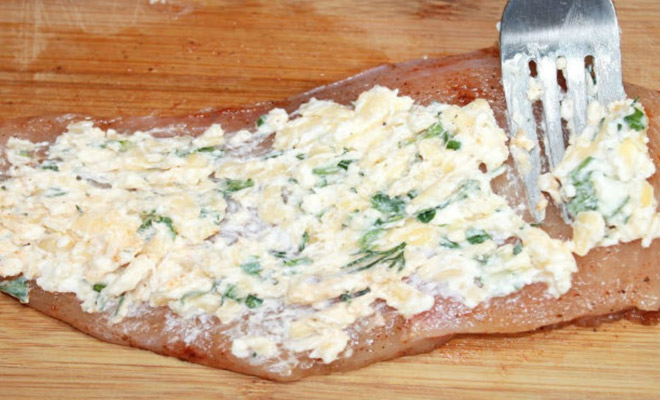 Намазываем сыр на курицу: рулет-закуска готов за 30 минут