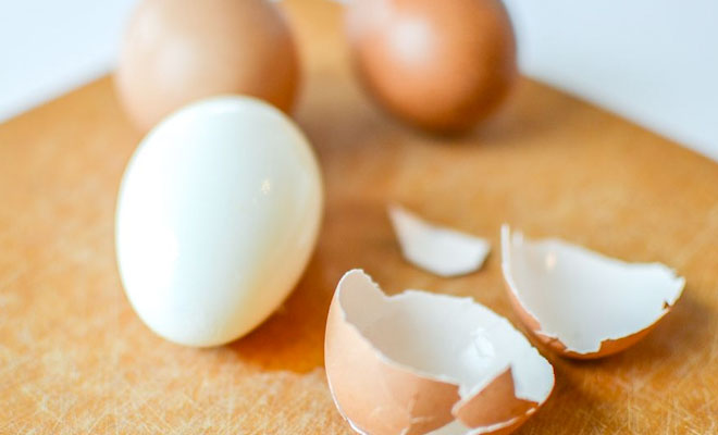 Чистим яйцо за секунды: катаем по столу