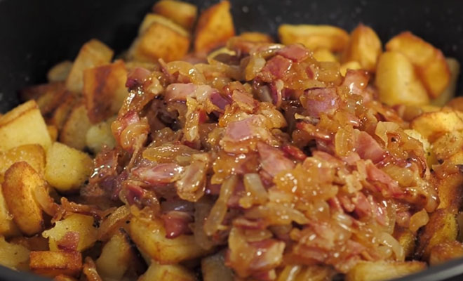 Добавили в картошку 100 грамм бекона: мясо больше не требуется
