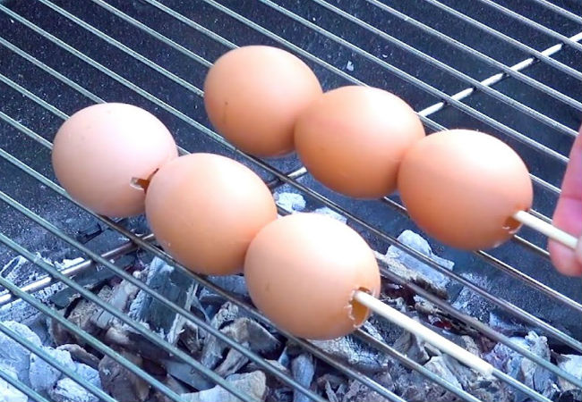 Шашлык из яиц: нанизываем на шампур прямо в скорлупе