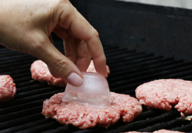 Кладем лед в центр котлеты: сохраняем мясо сочным при жарке