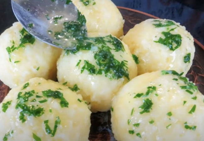 Полкило картошки смешали с яйцом: ужин из простых продуктов уже готов