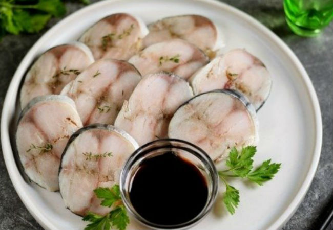 Строганина из скумбрии: превращаем простую рыбу в закуску вкуснее семги