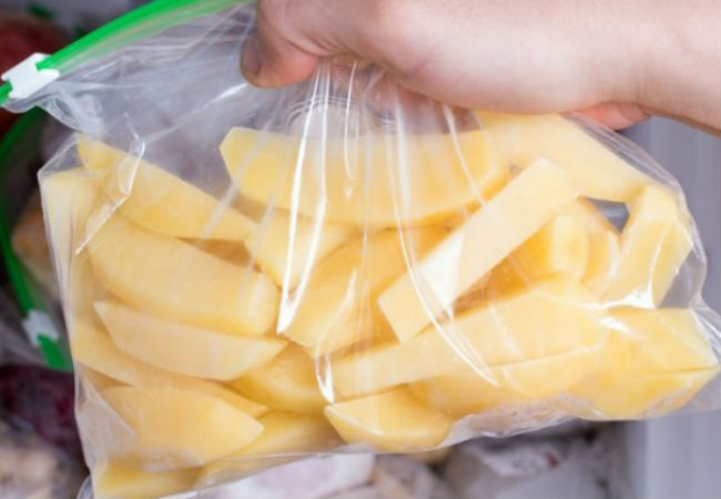 Храним очищенную картошку в пакете без воздуха: лежит несколько дней и не портится