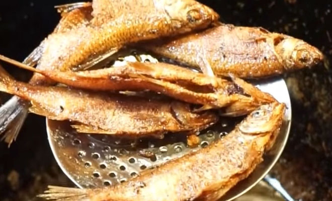 Жарим мелкую речную рыбу по-узбекски: целиком и без костей