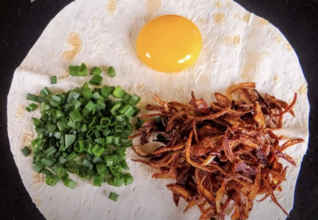 Лаваш, яйцо и жареный лук: вьетнамская пицца за 5 минут