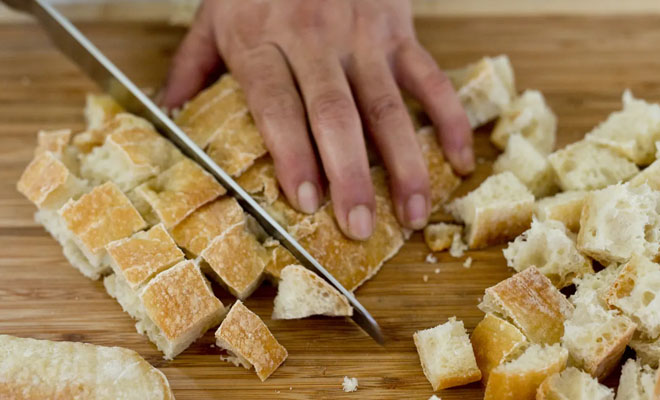 Черствый хлеб не выбрасываем, а превращаем в еду: 6 рецептов