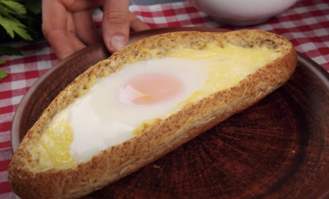 Смешиваем яйца с хлебом и жарим: три ленивых рецепта на завтрак, обед и ужин