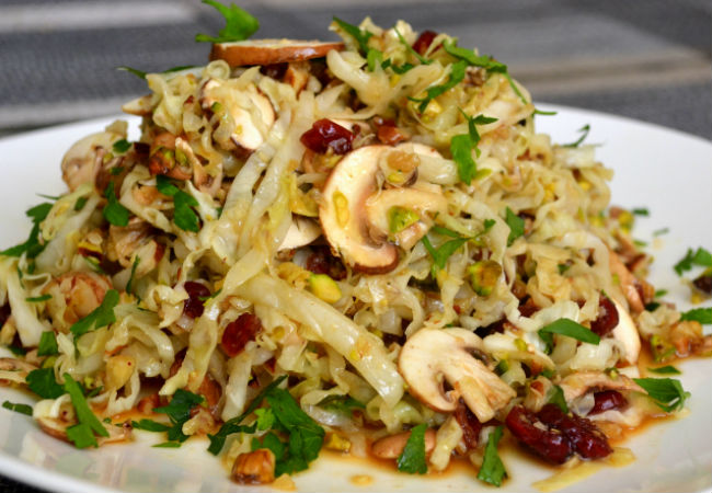 Новый салат просят по две тарелки: смешиваем капусту с грибами и заправляем маслом