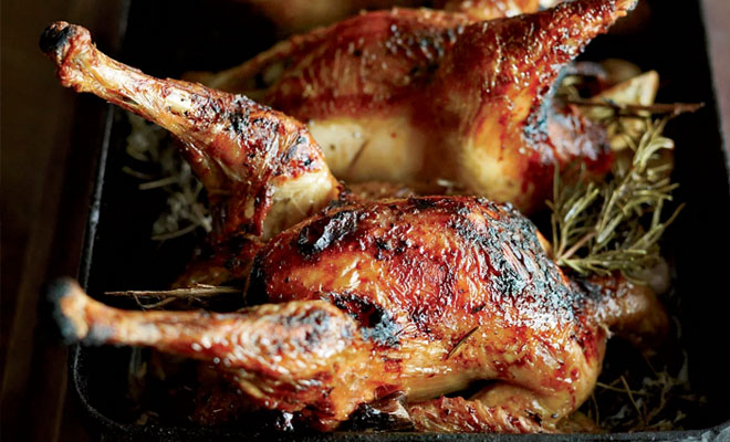 Запекаем курицу целиком: 10 поварских рецептов с повышенной сочностью